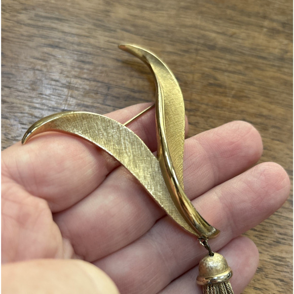 Vintage Crown Trifari Golden Tassel Brooch Mid Century Statement Runway Jewelry - Picture 3 of 6